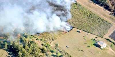 Bomberos combaten importante incendio de campo en Canelones