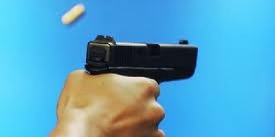 Polica limpiaba arma y se le escap un disparo; mat a su esposa