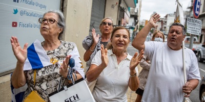Un grupo de ciudadanos se hicieron presentes en la Fiscala General de la Nacin para dar su apoyo a la fiscal Gabriela Fossati