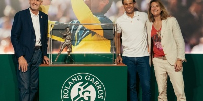 Rafa Nadal exhibe en su museo una réplica de su escultura en Roland Garros