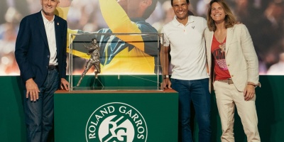Rafa Nadal exhibe en su museo una r�plica de su escultura en Roland Garros