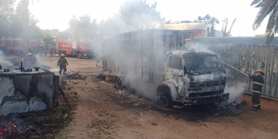 Un cami�n se incendi� en Isidoro Larraya y Carlos Gurm�ndez