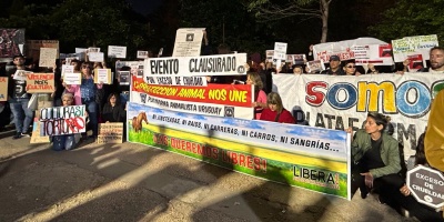 La Plataforma Animalista se manifest� en la Rural del Prado exigiendo la suspensi�n de las jineteadas