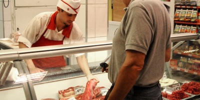 Las carnicer�as barriales tienen entrecot de oferta.