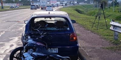 El conductor de una moto result� lesionado grave tras impactar con un auto que estaba estacionado