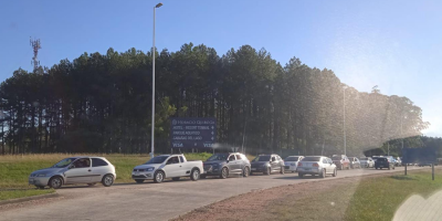 Largas filas de veh�culos en la frontera con Argentina