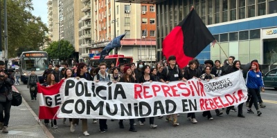 Estudiantes del IAVA y gremios de la educaci�n marcharon hacia a la sede del Codicen de la ANEP