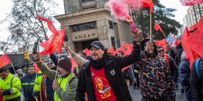 Trabajadores del superg�s se movilizaron frente al edificio de ANCAP por despidos en el sector