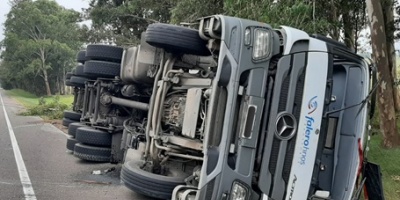 Un hombre de 56 a�os result� politraumatizado leve tras despistar y volcar con su cami�n