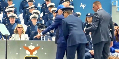 Joe Biden se cae en el escenario durante una ceremonia de graduaci�n de la Fuerza A�rea