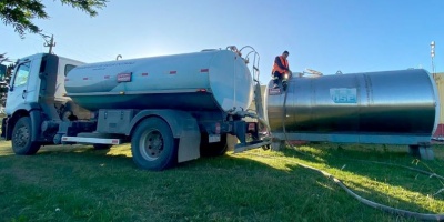 Camiones cisterna cargados en Costa Azul, llegan a la zona del Centenario para distribuir agua en los hospitales 