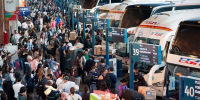 Entre el jueves y el s�bado salieron del pa�s 72.399 personas, la mayor�a hacia Argentina