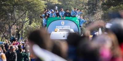 Cientos de miles de personas recibieron a la seleccin uruguaya Sub 20, campeona del mundo en Argentina