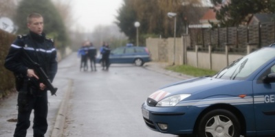 Buscados por atentado en Francia se atrincheraron y tomaron rehenes