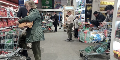 Las grandes superficies ya est�n vendiendo agua embotellada con el precio rebajado