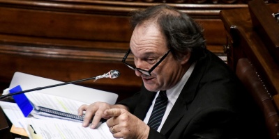 Diputado Lust no comparte a la propuesta de recolectar firmas para plebiscitar el proyecto de reestructura de deudas