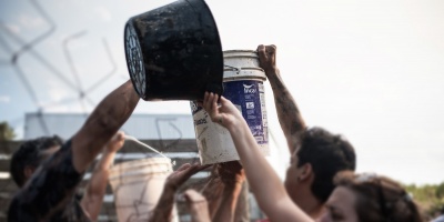 Una mujer salt� por la ventana con su beb� en brazos, mientras se incediaba su casa