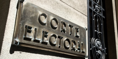 Cabildo Abierto present� ante la Corte Electoral el texto de reforma constitucional, �Contra la usura y por una deuda justa�, que pretenden llevar a plebiscito.
