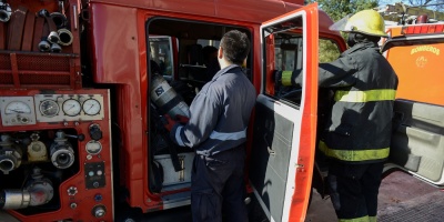 Un muerto y un herido fue el saldo de la explosi�n de un cami�n de transporte de asfalto en San Carlos, que estaba siendo soldado