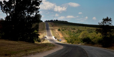 Trabajan en Rocha para colocar mayas destinadas a evitar el cruce de animales en las rutas