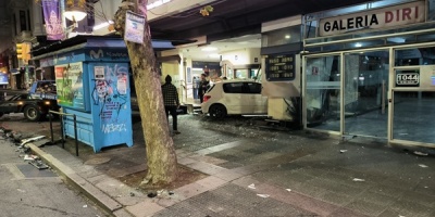 Espectacular choque en 18 y R�o Negro entre un taxi y un autom�vil particular