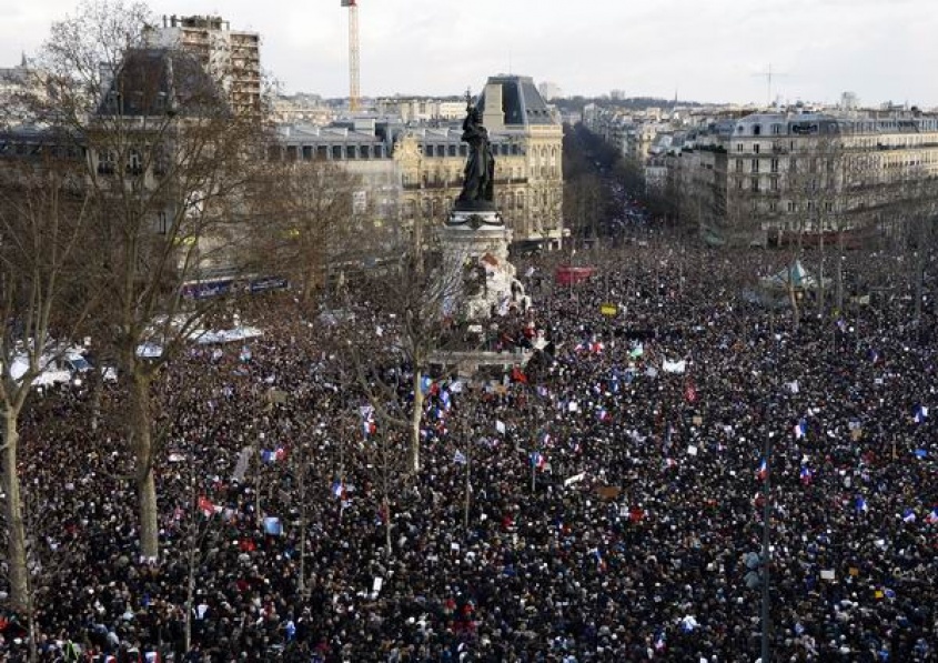 Una multitud los recuerda