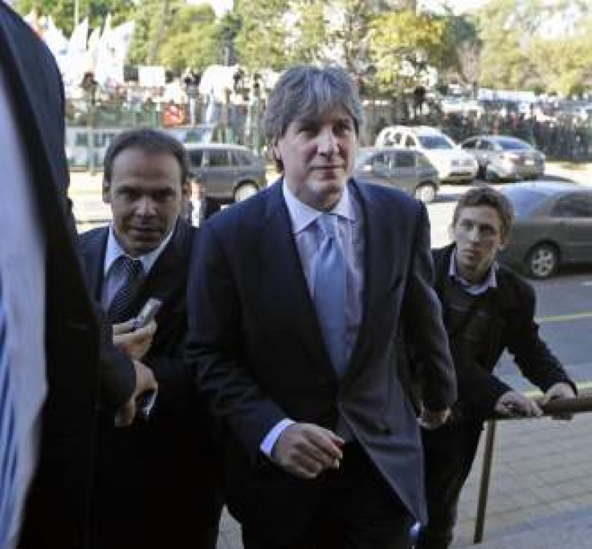 La oposicion le pide el cargo