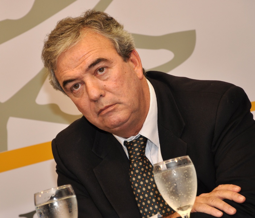 Acusa y sugiere renuncias
