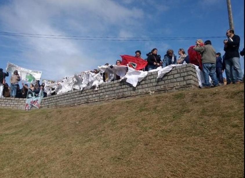 Protestas durante todo el acto