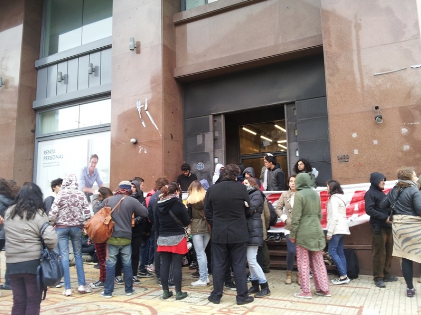 Ac&aacute; y all&aacute;