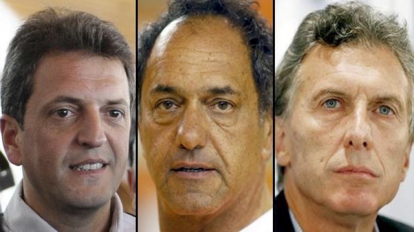 Tres hombres, un sillón