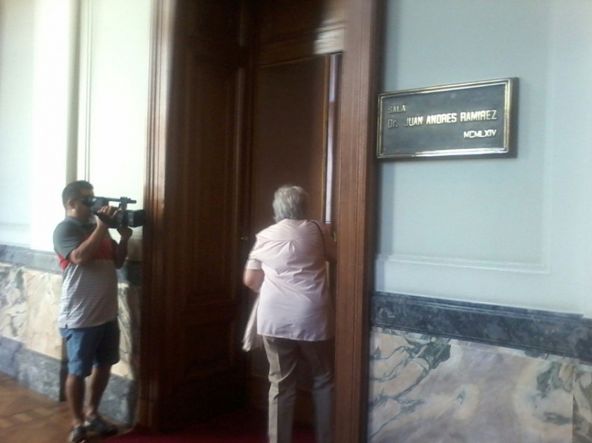 Topolansky ingresando a la reuni&oacute;n