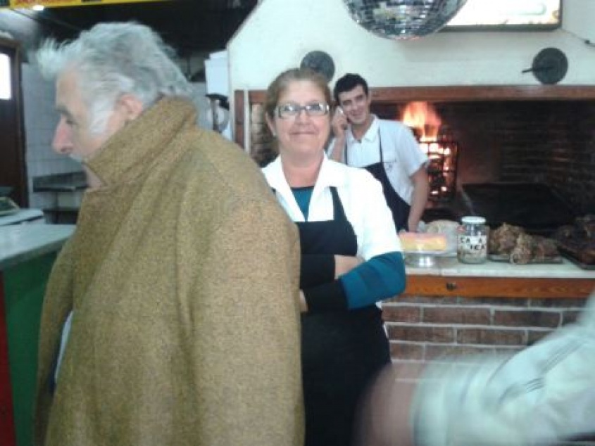 Luego del acto Mujica par&oacute; a tomar algo en un bar