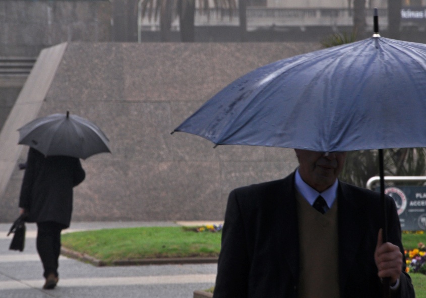 Votando bajo la lluvia