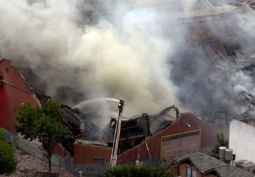 Columnas de humo y fuego
