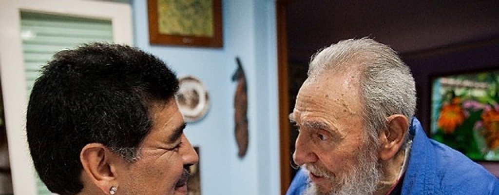Entre versiones que lo dan por muerto, Fidel Castro le env�� una carta a Maradona 