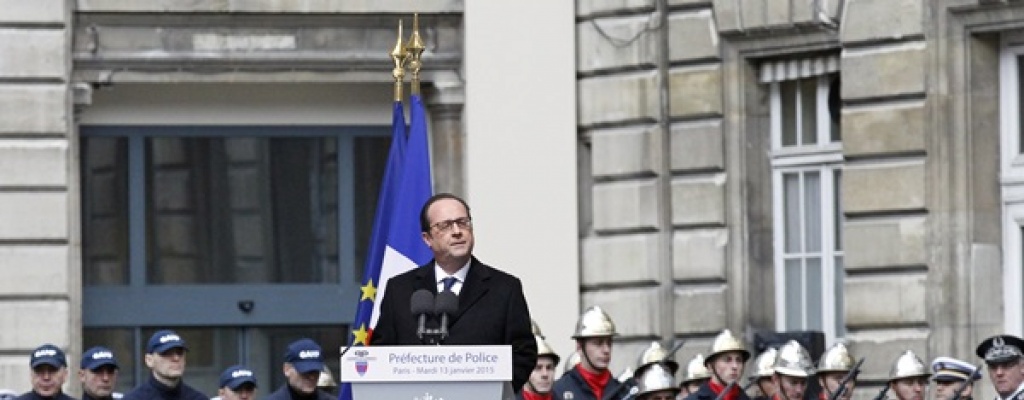 Hollande dijo que Francia "est� de pie" tras los atentados