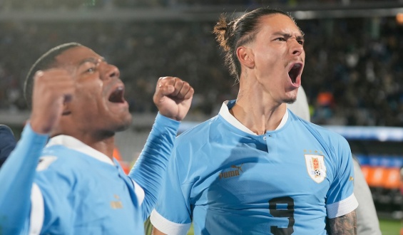 Uruguay vence a Brasil 2-0