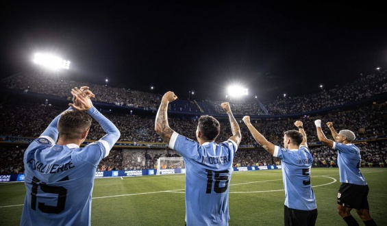 Uruguay venci a Argentina en la Bombonera 2 a 0