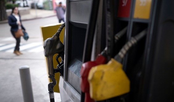 El gobierno resolvi� una rebaja para los precios de los combustibles