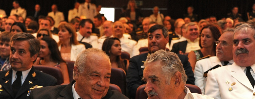 Mujica defendi� a Fern�ndez Huidobro y dijo que "es un secreto a voces" que militares callan informaci�n
