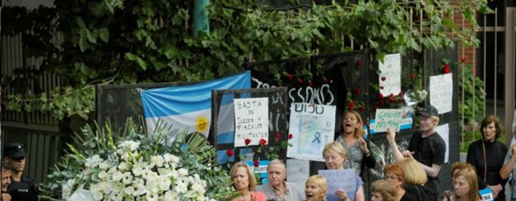 Despidieron restos de Nisman con abucheos a Procuradora judicial