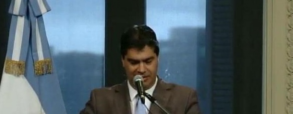 Capitanich cuestion a Clarn y rompi un diario durante una conferencia