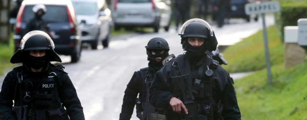 Tres soldados franceses atacados con cuchillos mientras vigilaban centro jud�o 
