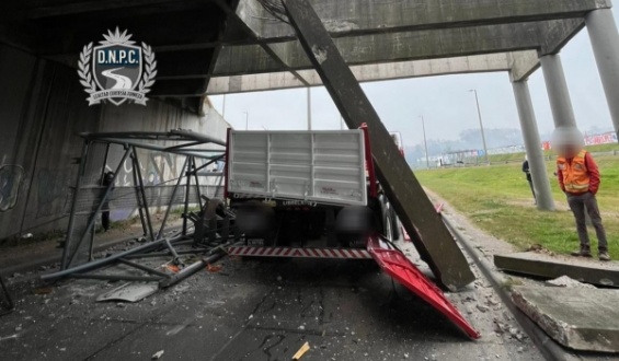 Un siniestro gener daos estructurales en un puente de la Rambla