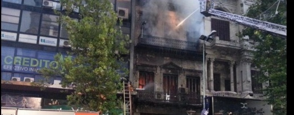 Incendio en local comercial de tres plantas en pleno centro; colaps la estructura