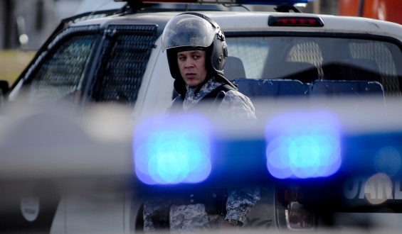 Polica y asaltante murieron en playa del Cerro
