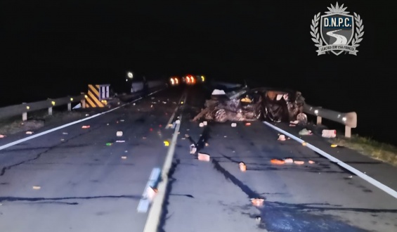 Un conductor de 22 a�os falleci� tras impactar su auto con la cabecera de un puente en Varela