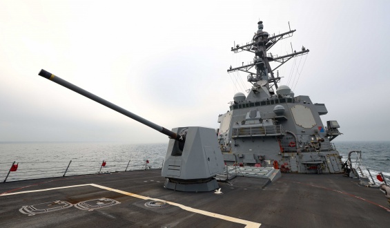 China despliega barcos y aviones para vigilar a un destructor estadounidense