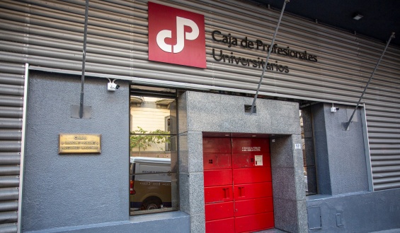 Desde la oposici�n sostienen que la renuncia de los directores de la Caja de Profesionales responde a presiones del Ministerio de Trabajo